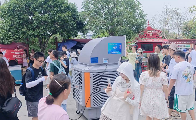 瑞泰風的移動冷風機坐標在湖北武漢黃鶴樓，為游客通風降溫消暑案例